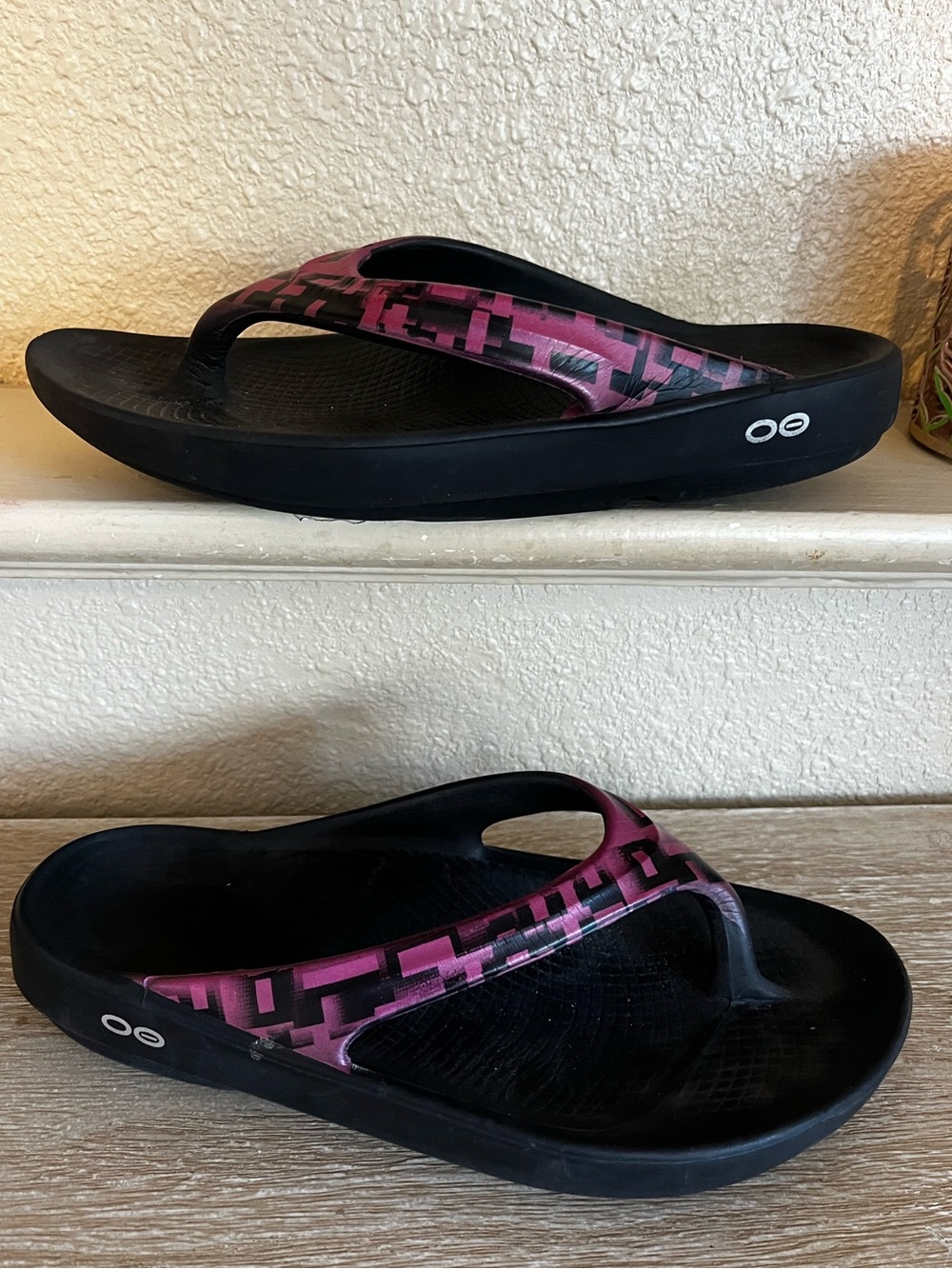 OOFOS Womens OOlala Luxe Sandals Geo Pink Women’s Size 7